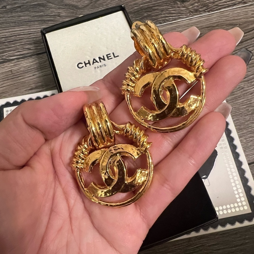 Chanel Vintage Large CC Gold Hoop Earrings - Picture 5 of 9
